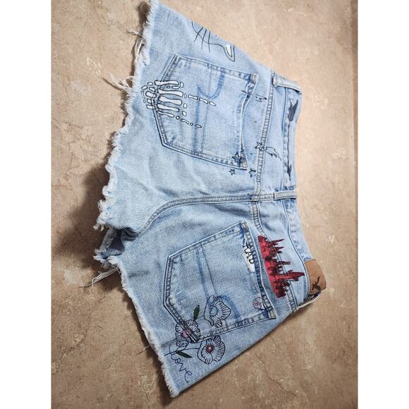 American Eagle SZ 6 Graffiti Print Denim Cutoff Shorts‎ Distressed Button Fly - Picture 3 of 6